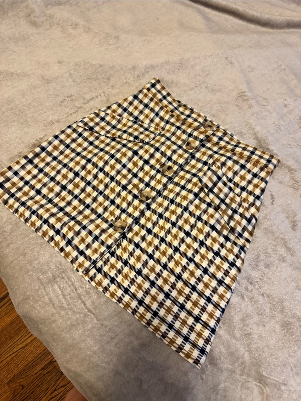 H&M Women’s Check Plaid Flat-Front Shorts in Beige & Black